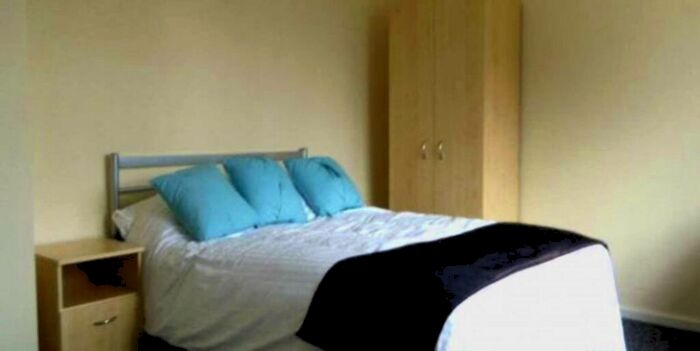 4 Bedroom House To Rent In Eccles Old Road, Manchester, M6