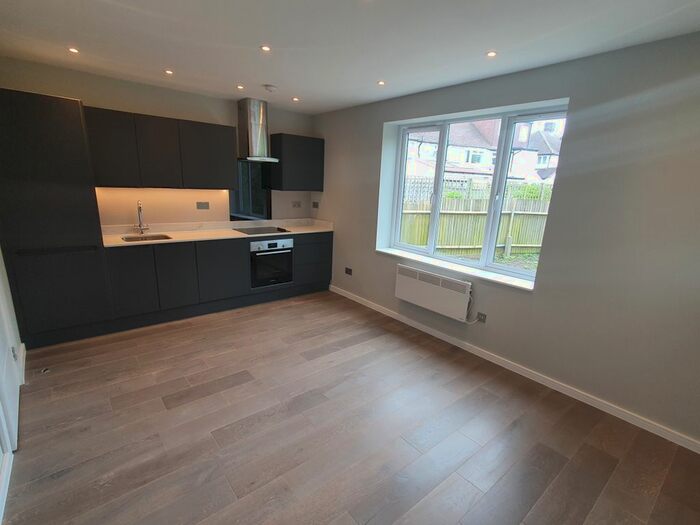 1 Bedroom Flat To Rent In Links Avenue, Morden, SM4