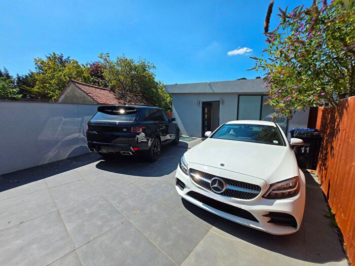 3 Bedroom Detached House To Rent In Wayside, Golders Green, NW11