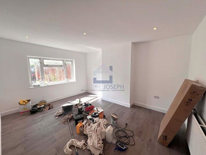 4 Bedroom Semi-Detached House To Rent In Hawthorn Avenue, Thornton Heath, CR7