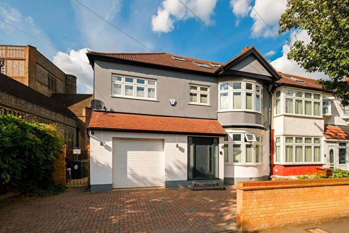 4 Bedroom End Of Terrace House For Sale In Larkswood Road, Chingford, E4