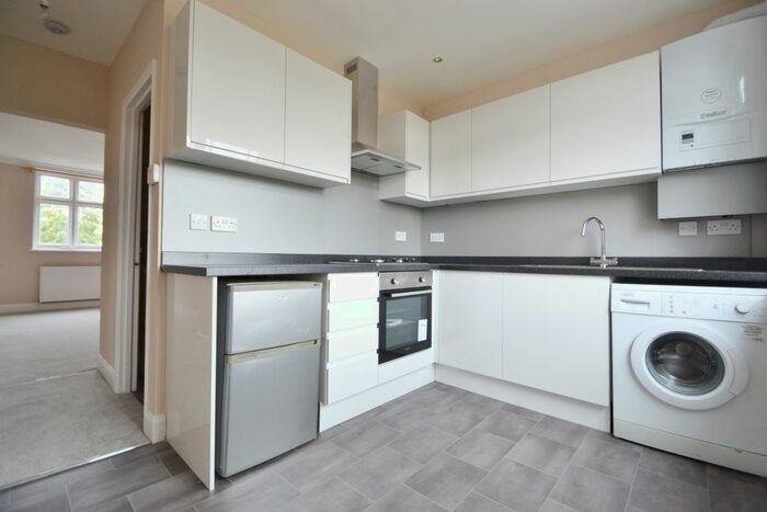 2 Bedroom Flat To Rent In Alexandra Drive, Berrylands, Surbiton, KT5