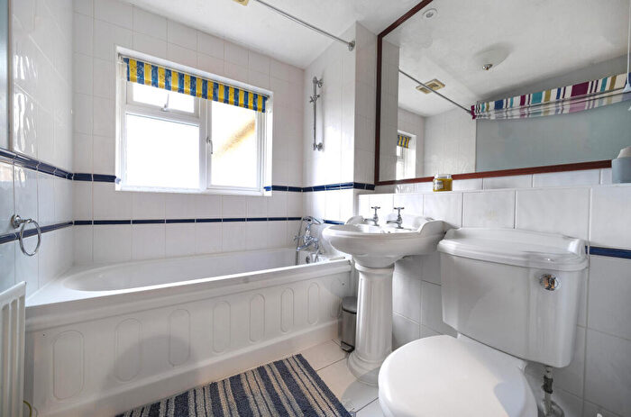 5 Bedroom Detached House For Sale In Lapin Lane, Basingstoke, Hampshire, RG22