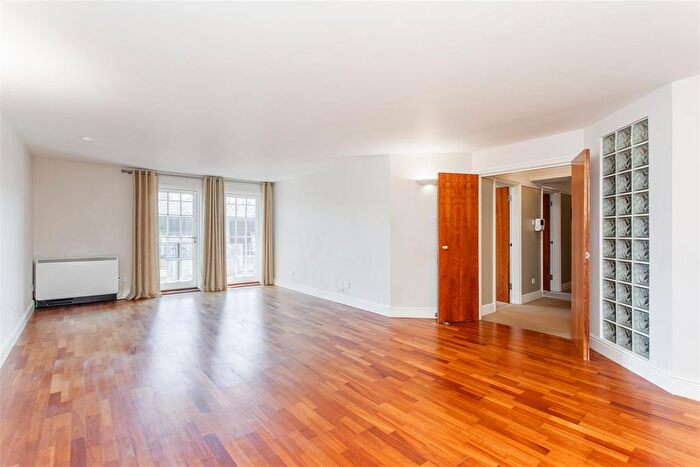 2 Bedroom Flat For Sale In Hanover Place, Mile End, E3