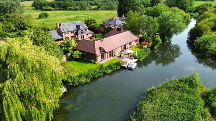 3 Bedroom Detached House For Sale In Crookham Hill, Thatcham, Berkshire, RG19