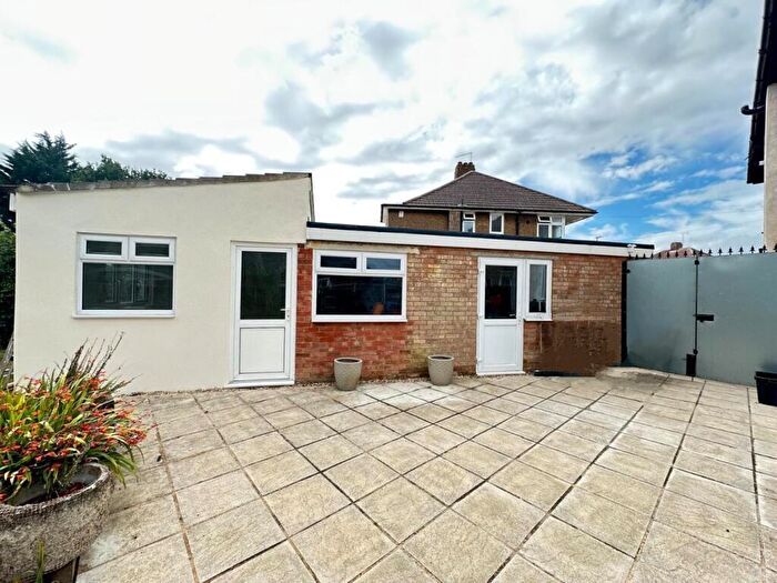1 Bedroom Detached Bungalow To Rent In Heywood Drive, Luton, Bedfordshire, LU2