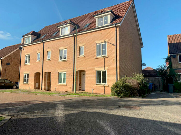 4 Bedroom Town House To Rent In Fir Tree Court, Mildenhall, IP28