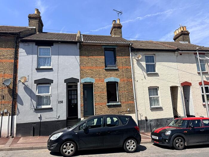 2 Bedroom Terraced House For Sale In Castle Road, Chatham, ME4