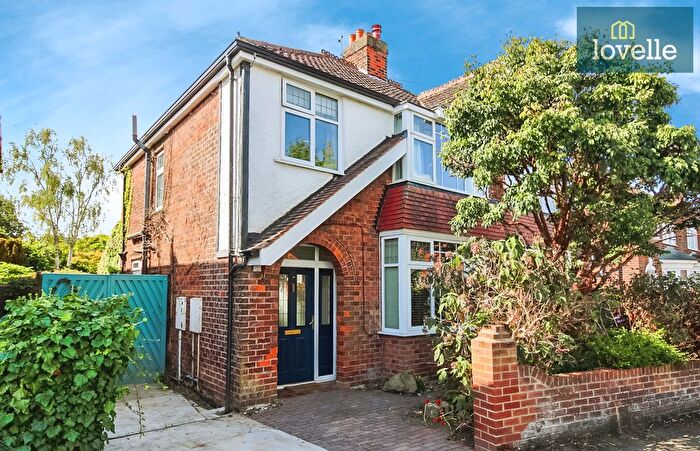 3 Bedroom Semi-Detached House For Sale In Cragston Avenue, Grimsby, DN33
