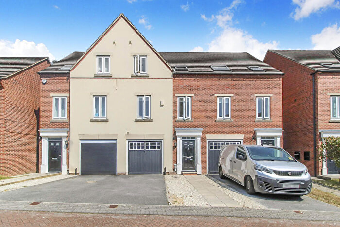 4 Bedroom Town House For Sale In Chandos Mews, Gledhow, Leeds, LS8