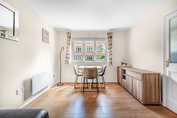 1 Bedroom Flat For Sale In Arden Crescent, Millwall, E14