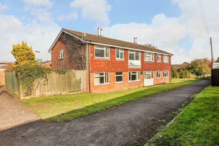 2 Bedroom Flat To Rent In Castle Walk, Didcot, OX11