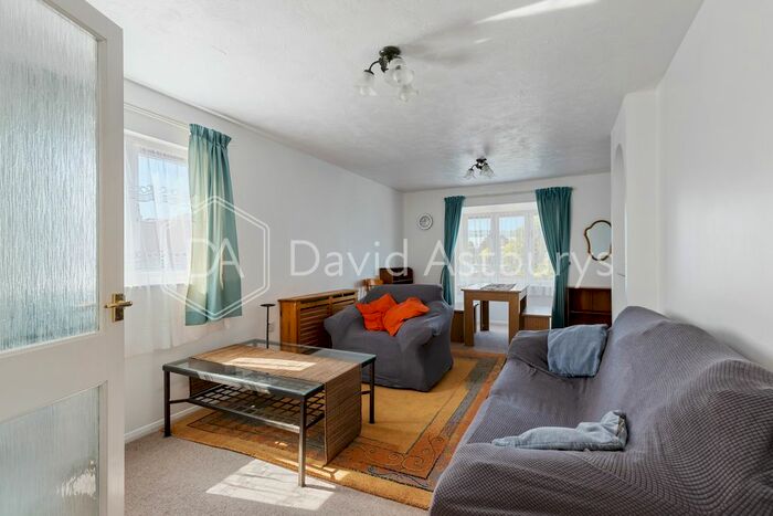 2 Bedroom Flat To Rent In Juliana Close, East Finchley, London, N2