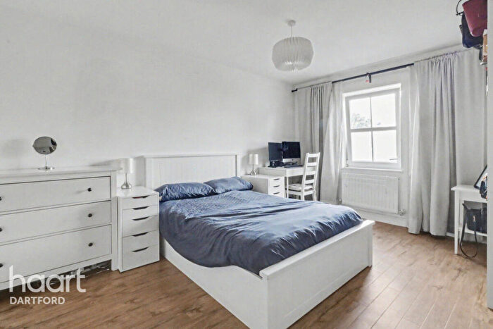 2 Bedroom Apartment For Sale In Rainbow Road, Erith, DA8