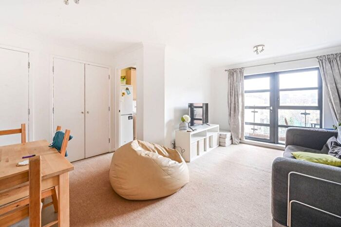 2 Bedroom Flat To Rent In Back Church Lane, Aldgate, London, E1
