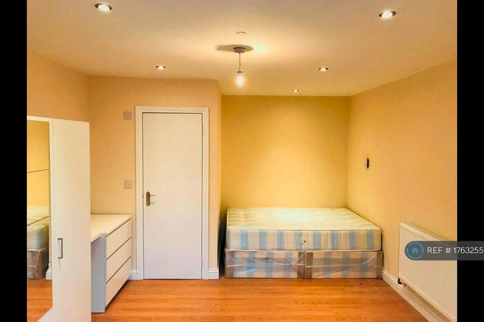 Studio To Rent In Lichfield Grove, London, N3