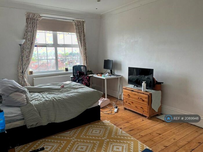 5 Bedroom Flat To Rent In Clarendon Court, London, NW2
