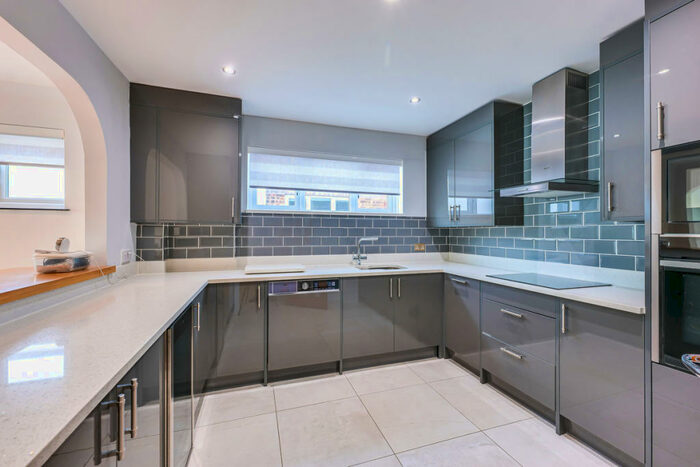 2 Bedroom Apartment To Rent In Seabrink Undercliff Gardens, Leigh-on-sea, SS9