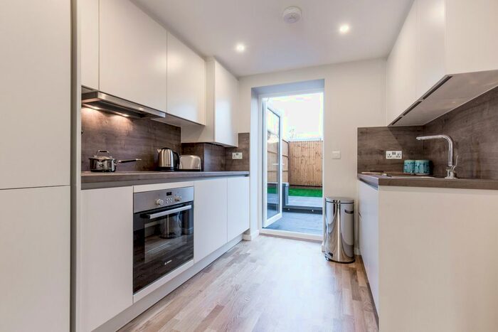 1 Bedroom Flat To Rent In Hoe Lane, Enfield, EN1