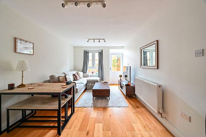 2 Bedroom Flat To Rent In Vaynor House, Holloway, London, N7