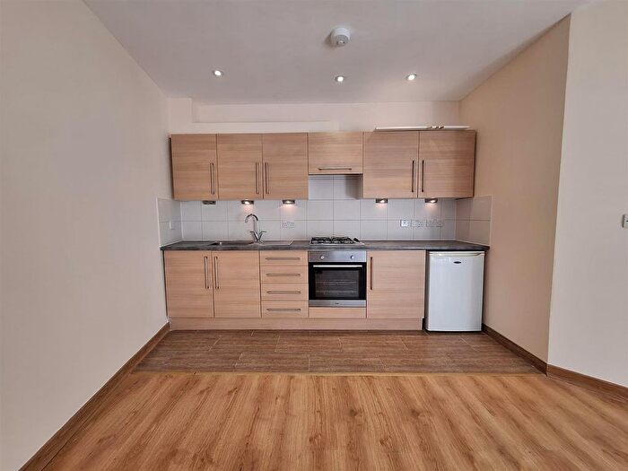 2 Bedroom Flat To Rent In Red Lion Square, Wandsworth High Street, London, SW18
