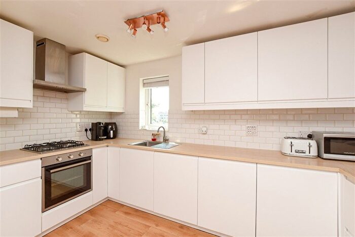 2 Bedroom Flat For Sale In Station Approach, Horley, Surrey, RH6