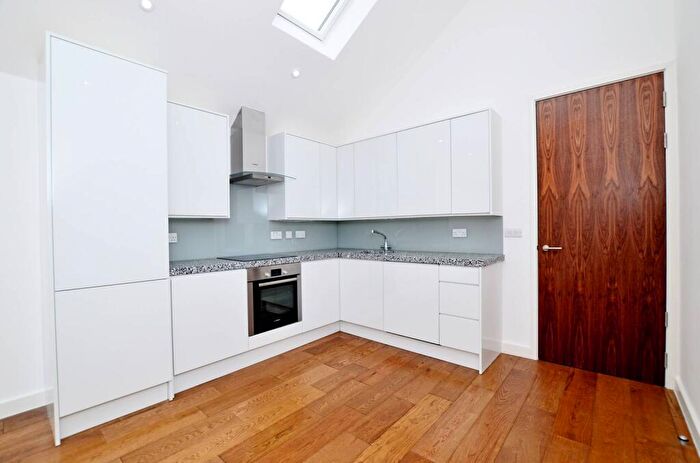 2 Bedroom Flat For Sale In Mile End Road, Stepney, London, E1