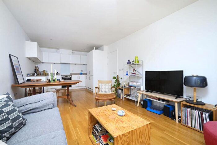 2 Bedroom Flat For Sale In Icon Apartments, Duckett Street, London, E1