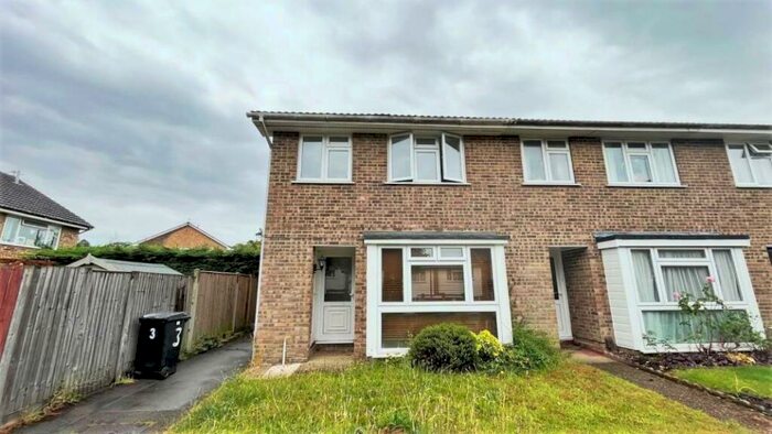 3 Bedroom End Of Terrace House To Rent In Woking, GU21