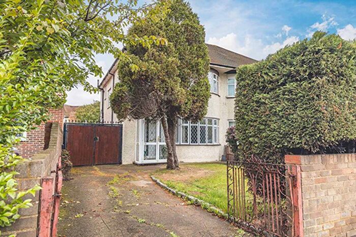 3 Bedroom Semi-detached House For Sale In Tuns Lane, Slough, SL1
