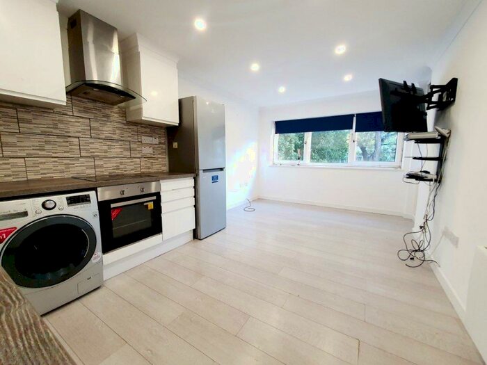 2 Bedroom Flat To Rent In Pinner Green, Pinner, Middlesex, HA5