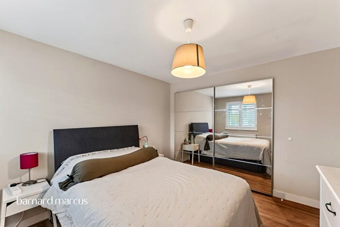 3 Bedroom Detached House For Sale In Veals Mead, Mitcham, CR4