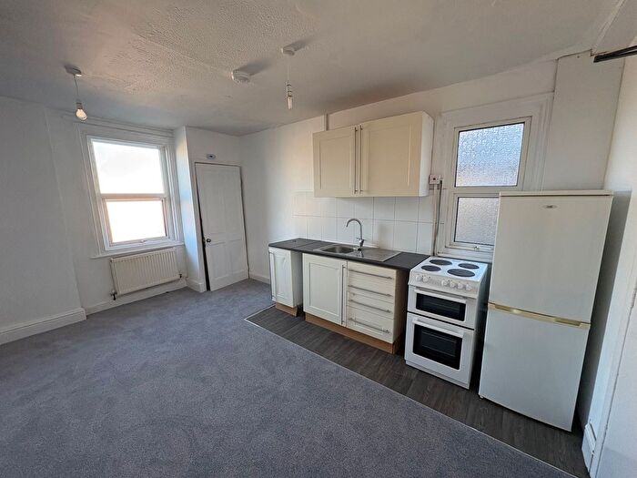 1 Bedroom Flat To Rent In Ferndale Road, Swindon, SN2