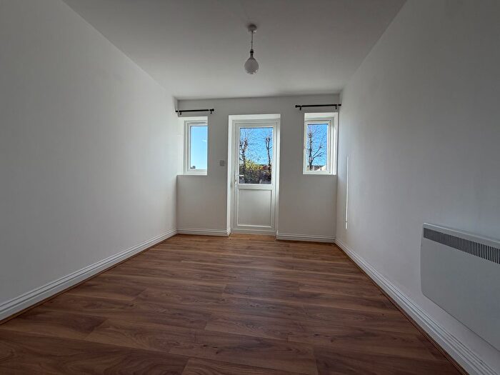 Studio To Rent In North Circular Road, London, NW10