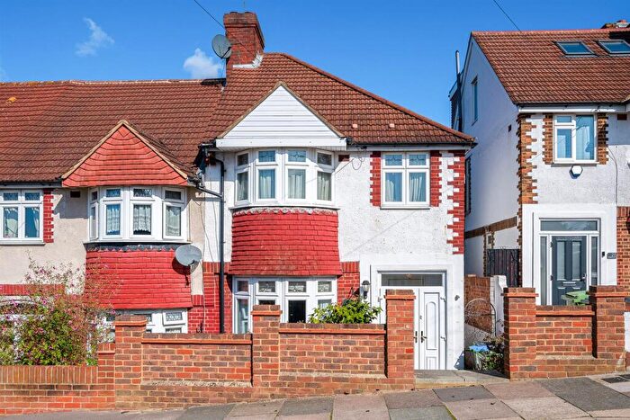 3 Bedroom End Of Terrace House For Sale In Castlewood Drive, London, SE9