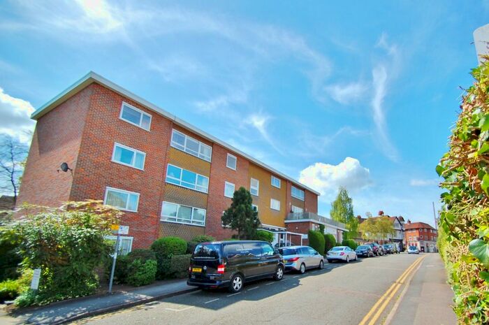 3 Bedroom Flat To Rent In South Park Court, Gerrards Cross, Buckinghamshire SL9