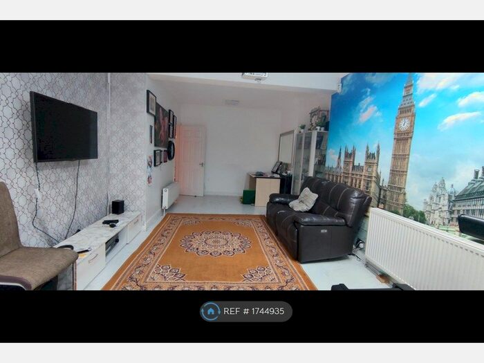 4 Bedroom Bungalow To Rent In Oak Glen, Hornchurch, RM11