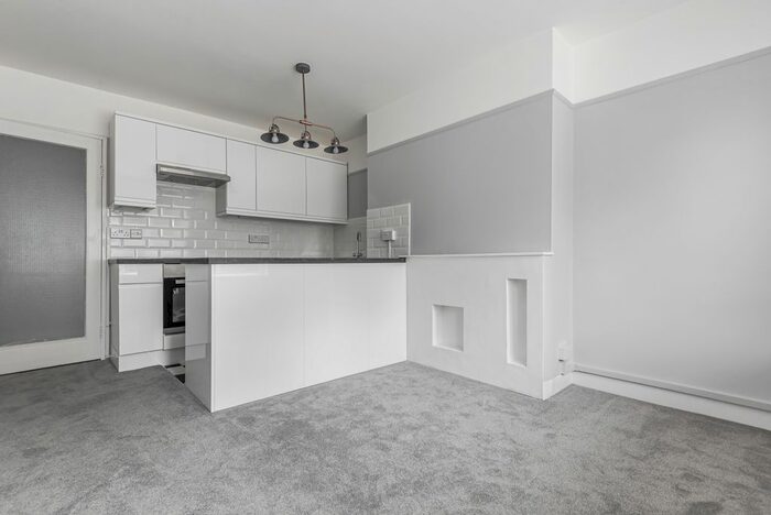 2 Bedroom Flat To Rent In Middle Park Avenue, London, SE9