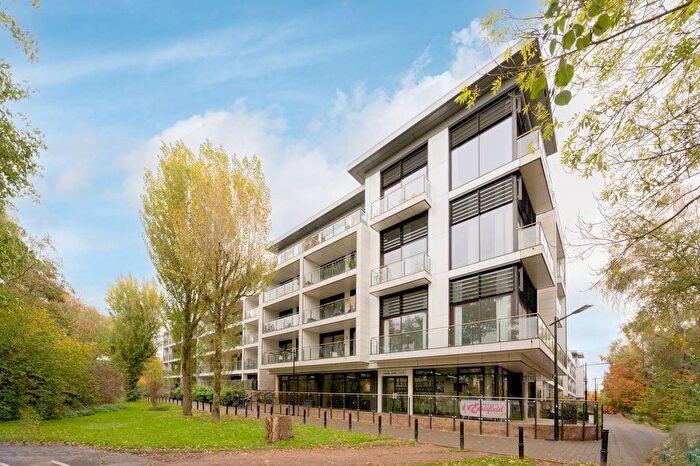 3 Bedroom Flat For Sale In Knaresborough Drive, Earlsfield, London, SW18