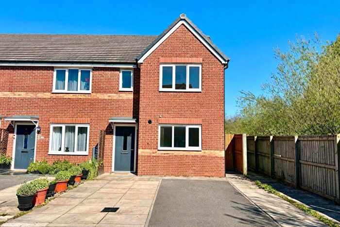 3 Bedroom End Of Terrace House To Rent In Whitebank Road, Oldham, OL8