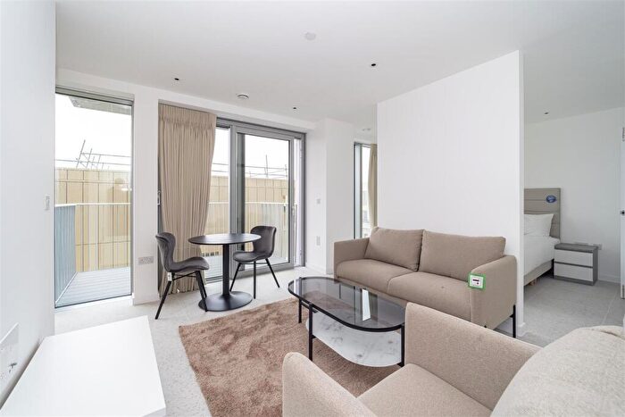 Apartment To Rent In Tapestry Way, London, E1