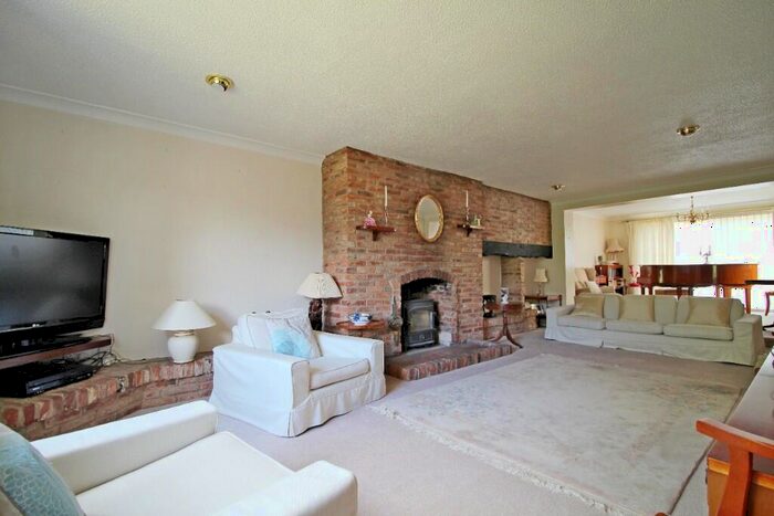 4 Bedroom Detached House For Sale In Russell Hill, Thornhaugh, PE8