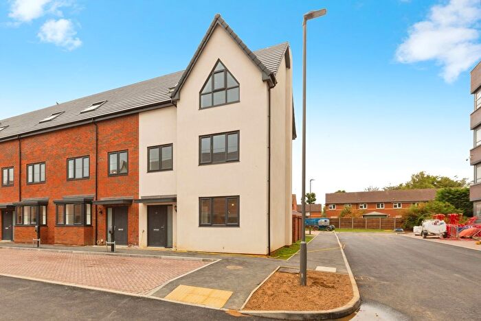4 Bedroom Semi-detached House For Sale In Eighth Avenue, Aylesbury, HP19