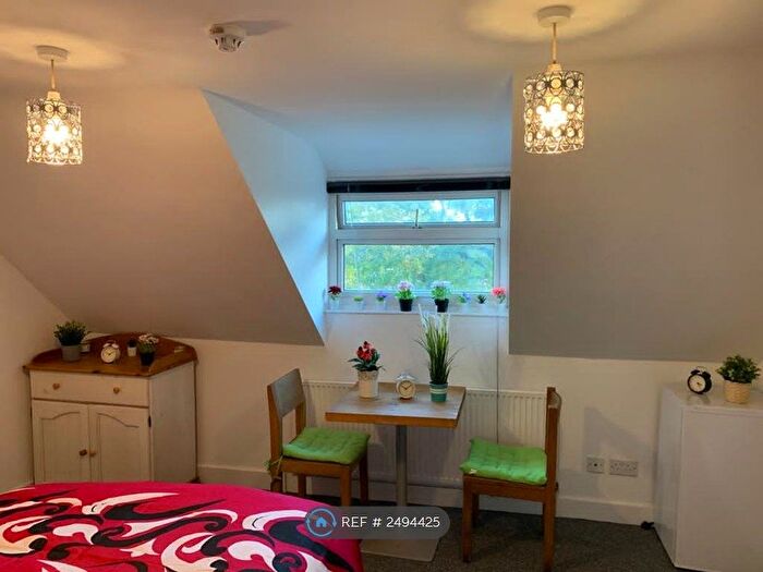 4 Bedroom Flat To Rent In The Ridgeway, Enfield, EN2