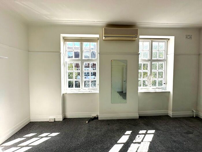 2 Bedroom Flat To Rent In Golders Way, London, NW11