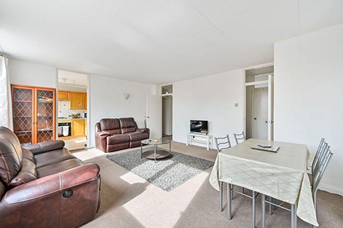 3 Bedroom Flat To Rent In Pemberton Road, East Molesey, KT8