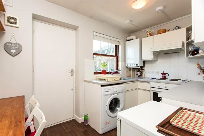 4 Bedroom Flat To Rent In Chatsworth Road, Kilburn, London, NW2