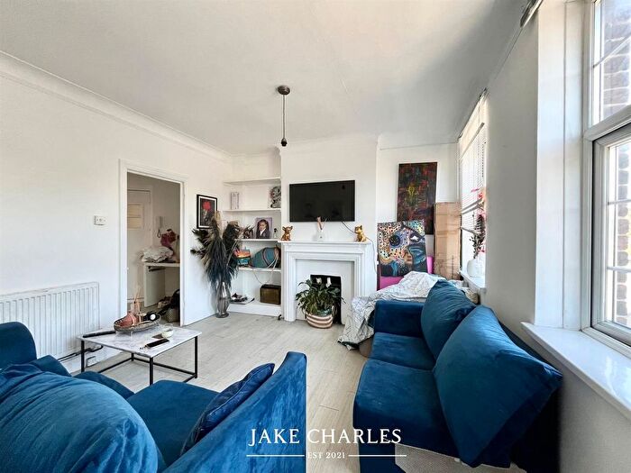 2 Bedroom Flat To Rent In The Broadway, London, NW7