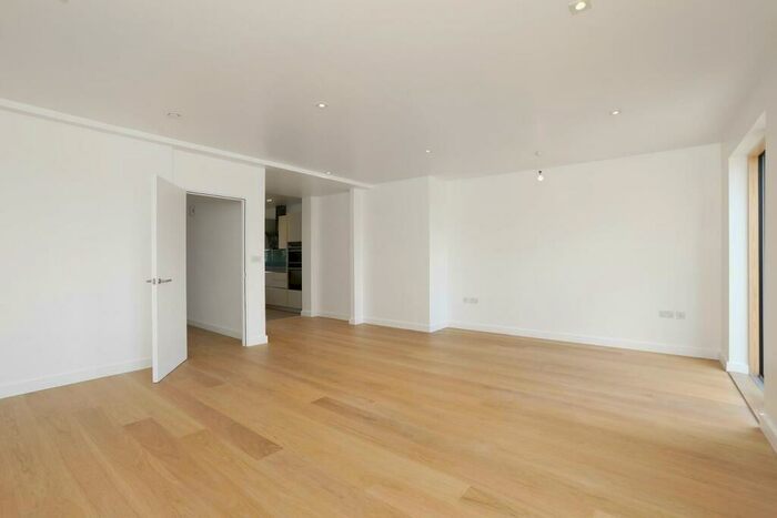 3 Bedroom Apartment To Rent In Croxted Road, Dulwich, London, SE21