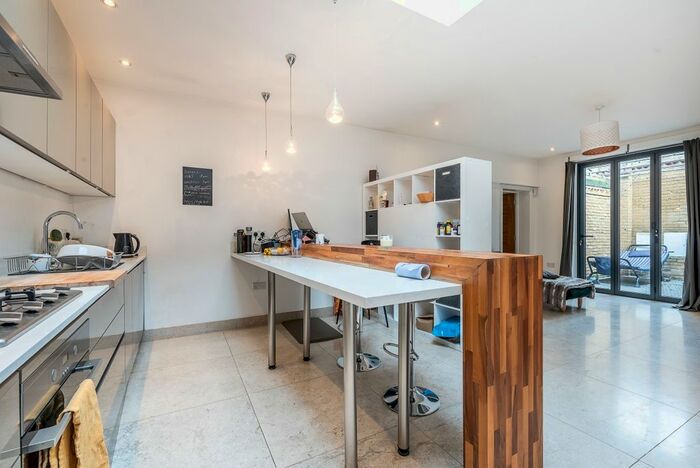 2 Bedroom Flat To Rent In Freshford Street, London, SW18